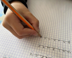 Cas Pratique après quelques séances de Graphothérapie : Avant /Après. Evolution de la préhension du stylo