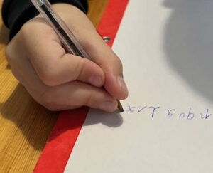 Cas Pratique après quelques séances de Graphothérapie : Avant /Après. Evolution de la préhension du stylo